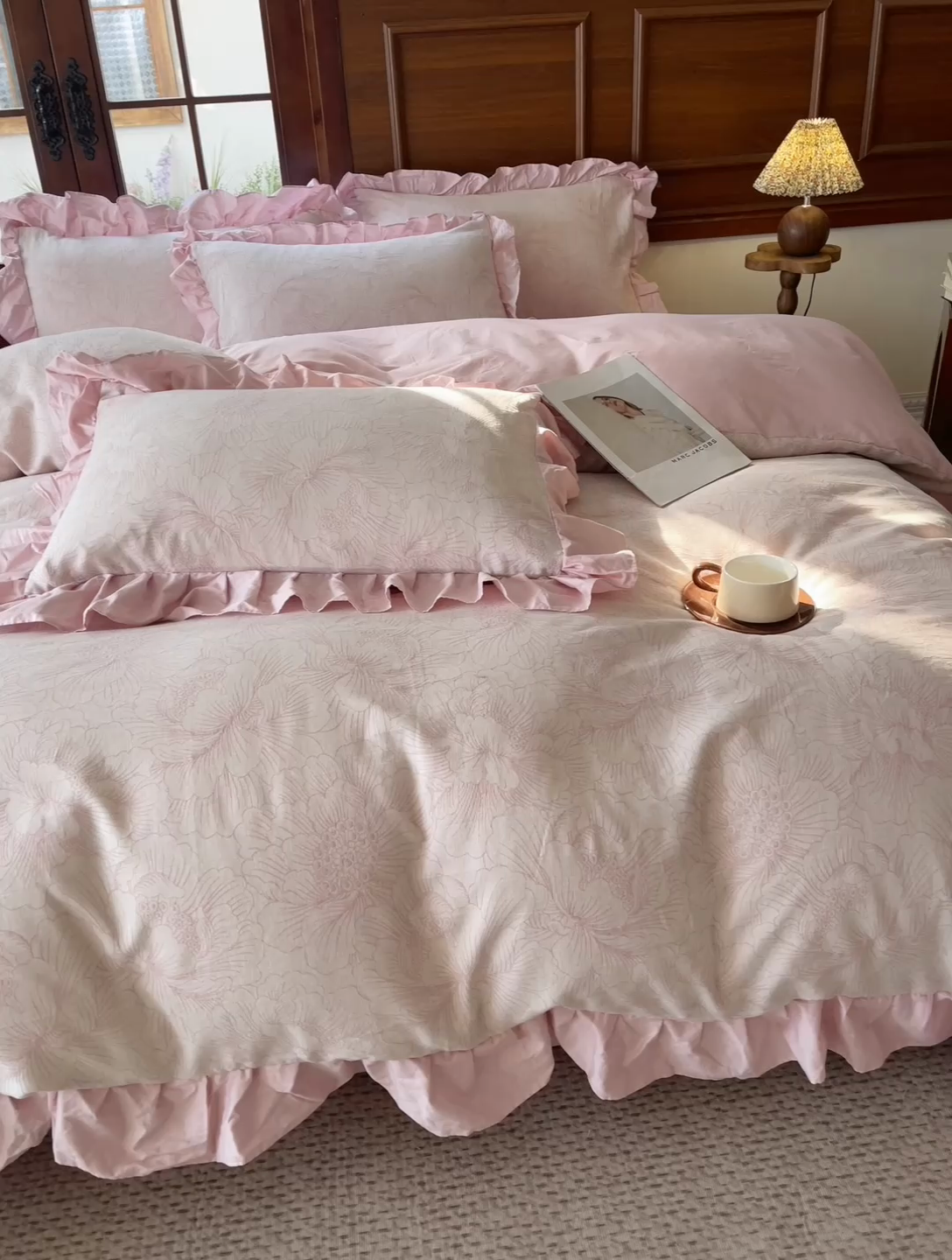 91家纺网 家纺一手货源 找家纺 锦格家纺 2025年春夏新款A类全棉纯棉色织三层纱提花四件套 漫香花羽-粉