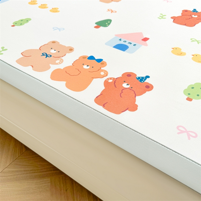 91家纺网 家纺一手货源 找家纺 雯豆2025春夏新款碳光冰丝席三件套A类凉感印花三明治凉席 碳光冰丝席-绑带款-小熊伙伴