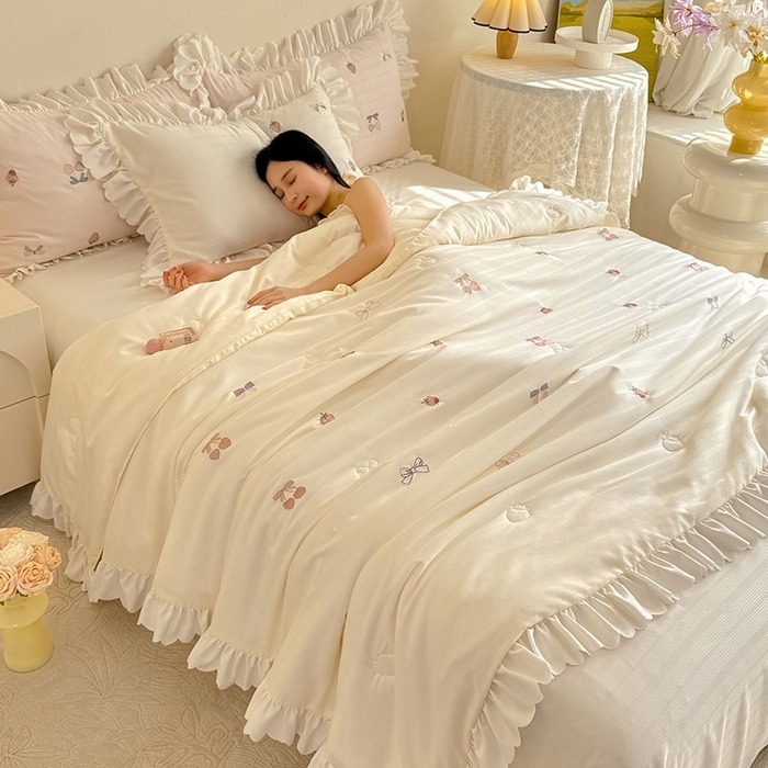 91家纺网 家纺一手货源 找家纺 绒世界 绒世界 2025针织提花绣花小清新夏被四件套 草莓-奶白