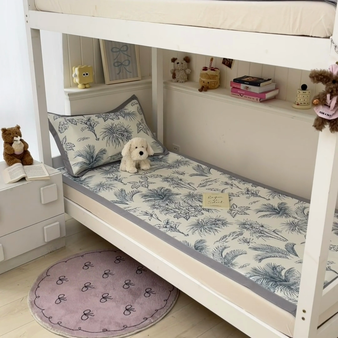 91家纺网 家纺一手货源 找家纺 川悦生活2025新款600D立体宽边印花冰丝席学生床 森林丛野-蓝