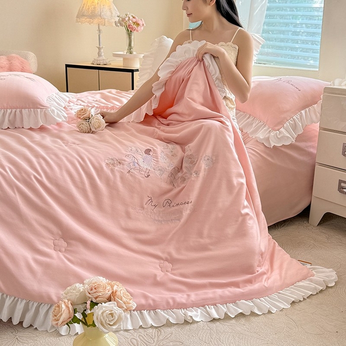 91家纺网 家纺一手货源 找家纺 绒世界 绒世界 2025针织提花绣花小清新夏被四件套 童话-珊瑚粉