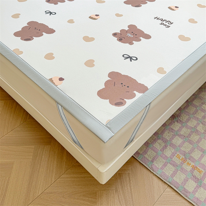 91家纺网 家纺一手货源 找家纺 雯豆2025春夏新款碳光冰丝席三件套A类凉感印花三明治凉席 碳光冰丝席-绑带款-跳跳熊