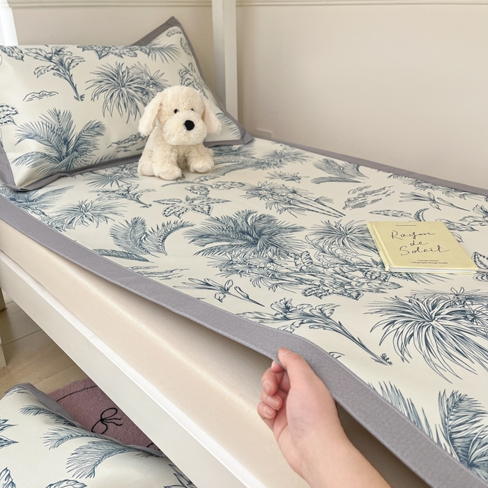 91家纺网 家纺一手货源 找家纺 川悦生活2025新款600D立体宽边印花冰丝席学生床 森林丛野-蓝