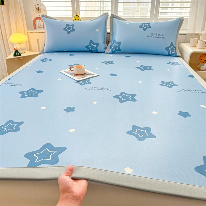 91家纺网 家纺一手货源 找家纺 雯豆2025春夏新款碳光冰丝席三件套A类凉感印花三明治凉席 碳光冰丝席-绑带款-浩瀚星辰