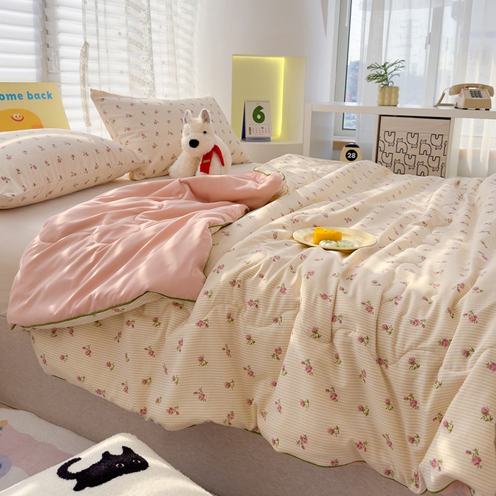 91家纺网 家纺一手货源 找家纺 弗苓家纺 2025新款A类皱皱纱印花夏被 花开宿语