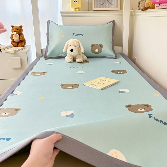 91家纺网 家纺一手货源 找家纺 川悦生活2025新款600D立体宽边印花冰丝席学生床 奶味熊仔