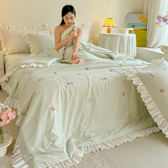 91家纺网 家纺一手货源 找家纺 绒世界 绒世界 2025针织提花绣花小清新夏被四件套 草莓-薄荷绿