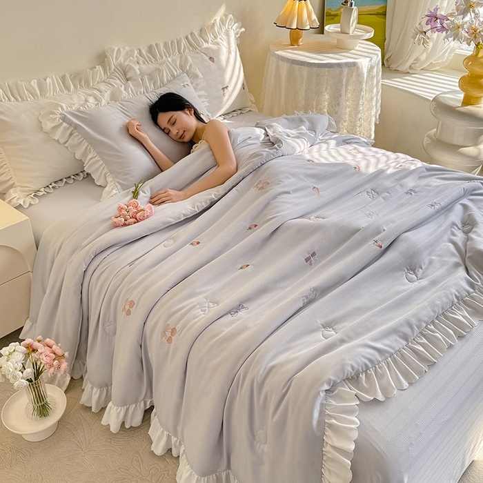 91家纺网 家纺一手货源 找家纺 绒世界 绒世界 2025针织提花绣花小清新夏被四件套 草莓-星灰