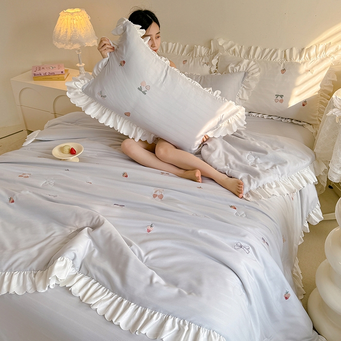 91家纺网 家纺一手货源 找家纺 绒世界 绒世界 2025针织提花绣花小清新夏被四件套 草莓-星灰