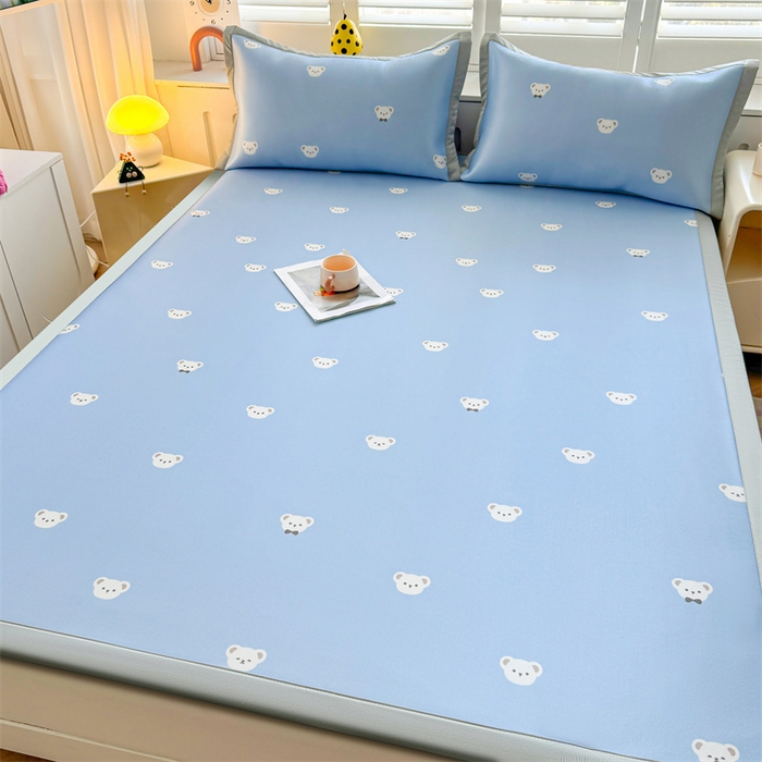 91家纺网 家纺一手货源 找家纺 雯豆2025春夏新款碳光冰丝席三件套A类凉感印花三明治凉席 碳光冰丝席-绑带款-可爱点点