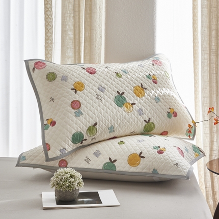 91家纺网 家纺一手货源 找家纺 爱港家纺 2025新款夏季凉感丝绗缝夹棉绑带款枕巾 枕头巾 隔汗 隔脏 水果汇