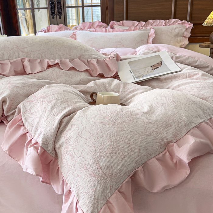 91家纺网 家纺一手货源 找家纺 锦格家纺 2025年春夏新款A类全棉纯棉色织三层纱提花四件套 漫香花羽-粉