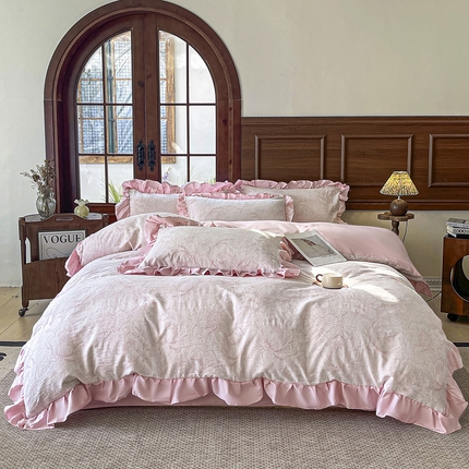 91家纺网 家纺一手货源 找家纺 锦格家纺 2025年春夏新款A类全棉纯棉色织三层纱提花四件套 漫香花羽-粉