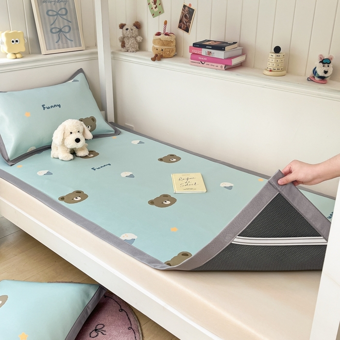 91家纺网 家纺一手货源 找家纺 川悦生活2025新款600D立体宽边印花冰丝席学生床 奶味熊仔