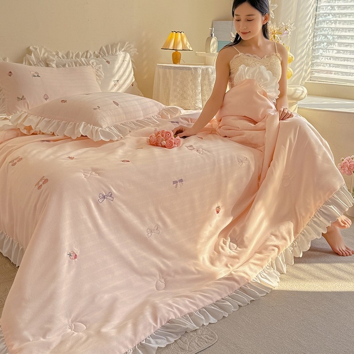 91家纺网 家纺一手货源 找家纺 绒世界 绒世界 2025针织提花绣花小清新夏被四件套 草莓-水蜜粉