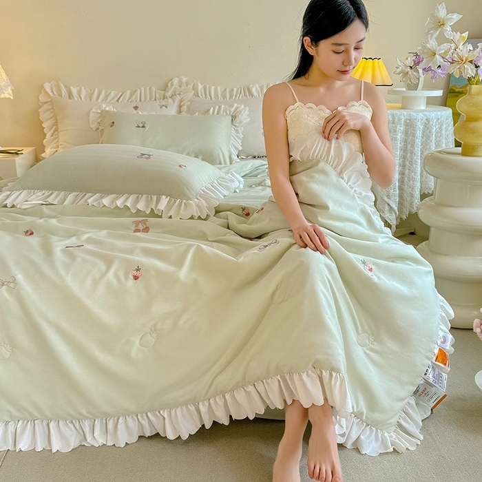 91家纺网 家纺一手货源 找家纺 绒世界 绒世界 2025针织提花绣花小清新夏被四件套 草莓-薄荷绿