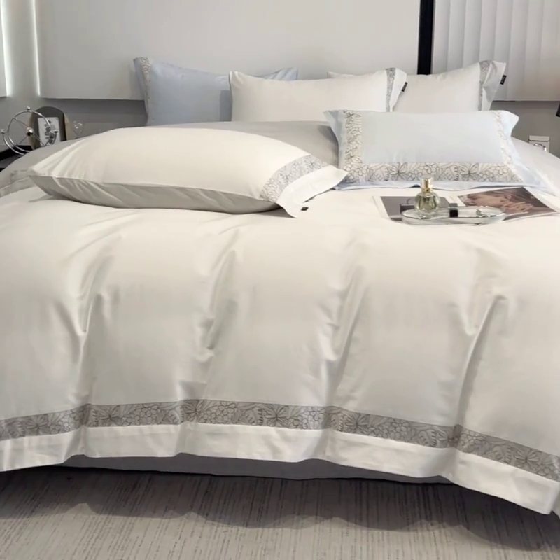 91家纺网 家纺一手货源 找家纺 2025新款A类长绒棉夹棉床盖床笠四件套全棉纯棉纯色绗绣四季款保护罩高级感纯色床上用品 诺兰-白灰