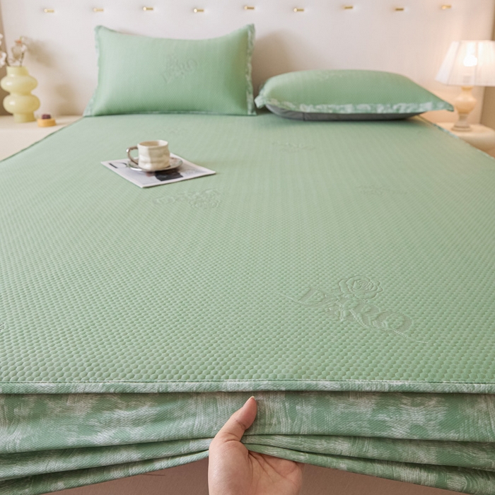 91家纺网 家纺一手货源 找家纺 鑫琪莱 2025新款5D立体雕花凉感豆豆冰丝席凉席席子系列 床笠款-玫瑰-果绿
