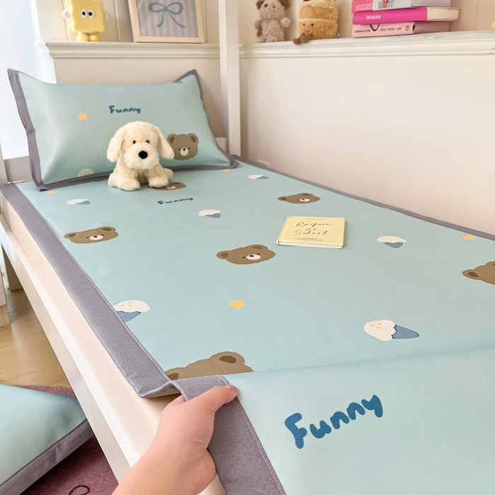 91家纺网 家纺一手货源 找家纺 川悦生活2025新款600D立体宽边印花冰丝席学生床 奶味熊仔