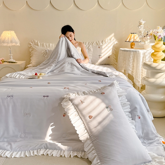 91家纺网 家纺一手货源 找家纺 绒世界 绒世界 2025针织提花绣花小清新夏被四件套 草莓-星灰