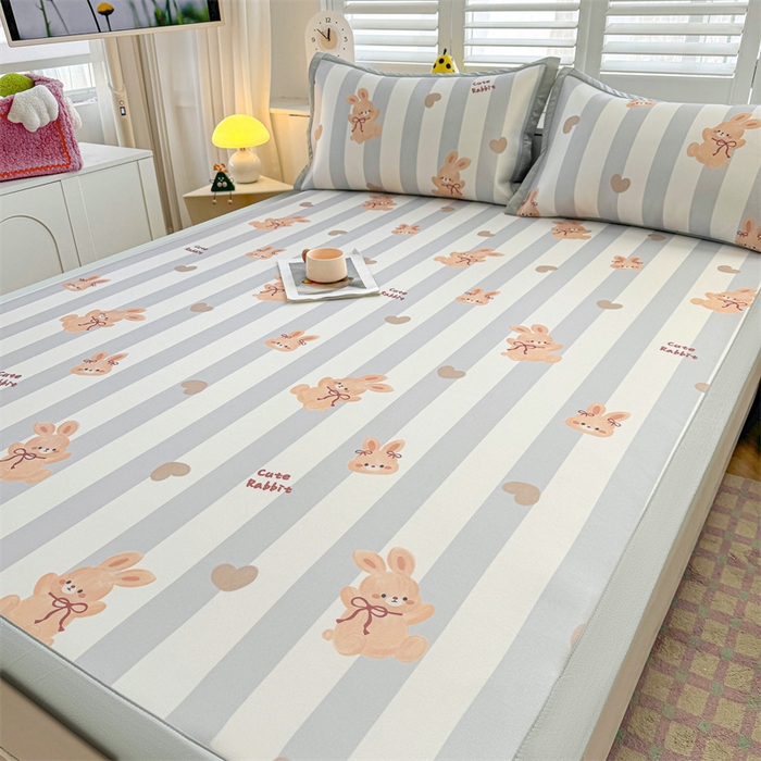 91家纺网 家纺一手货源 找家纺 雯豆2025春夏新款碳光冰丝席三件套A类凉感印花三明治凉席 碳光冰丝席-绑带款-条纹兔-1