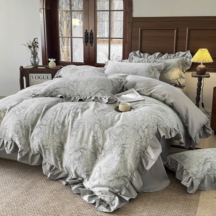 91家纺网 家纺一手货源 找家纺 锦格家纺 2025年春夏新款A类全棉纯棉色织三层纱提花四件套 漫香花羽-灰