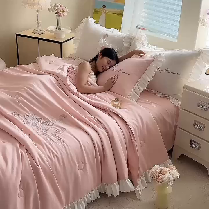 91家纺网 家纺一手货源 找家纺 绒世界 绒世界 2025针织提花绣花小清新夏被四件套 童话-珊瑚粉
