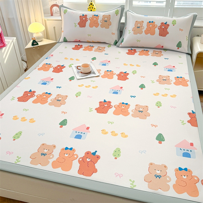 91家纺网 家纺一手货源 找家纺 雯豆2025春夏新款碳光冰丝席三件套A类凉感印花三明治凉席 碳光冰丝席-绑带款-小熊伙伴