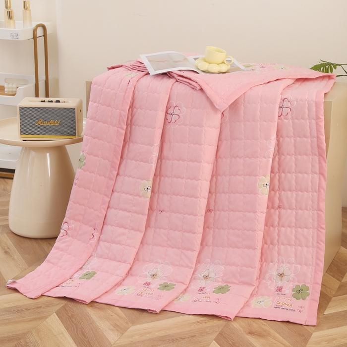 91家纺网 家纺一手货源 找家纺 被多多被业 2025新款亲肤绒多针绗绣工艺夏被空调被 夏花依旧