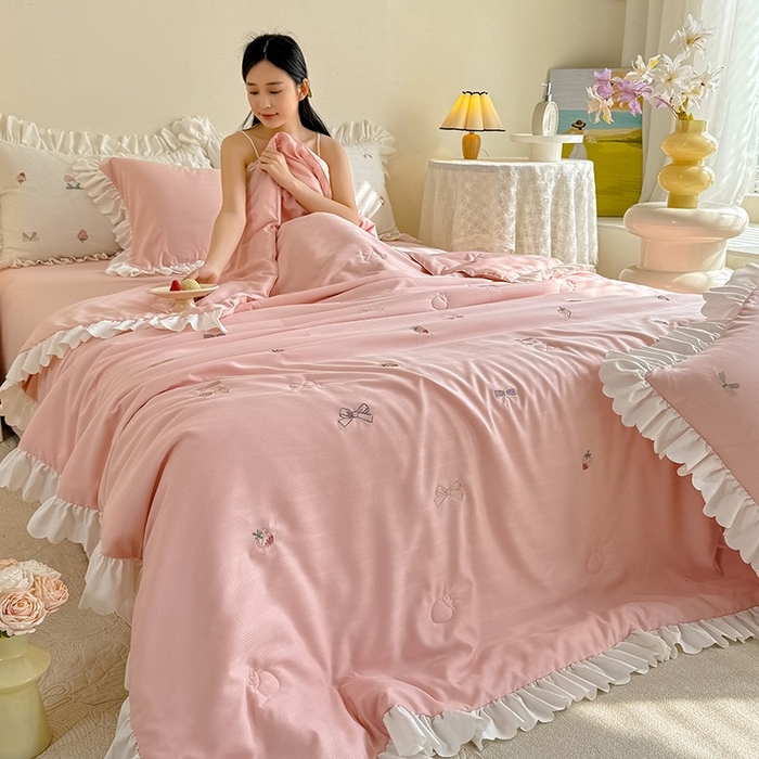 91家纺网 家纺一手货源 找家纺 绒世界 绒世界 2025针织提花绣花小清新夏被四件套 草莓-珊瑚粉