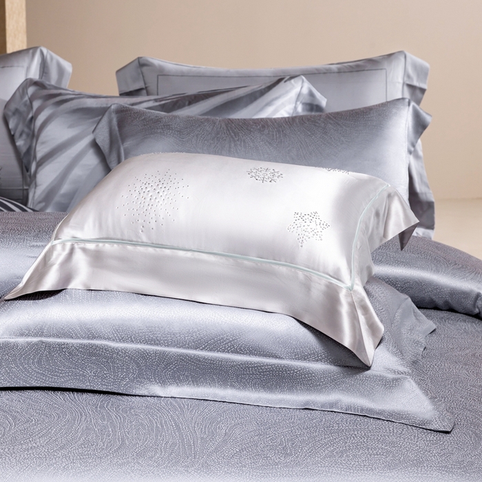 91家纺网 家纺一手货源 找家纺 晋瑞 红顶鹅绒馆 2025真丝天丝大提花四件套 痕迹