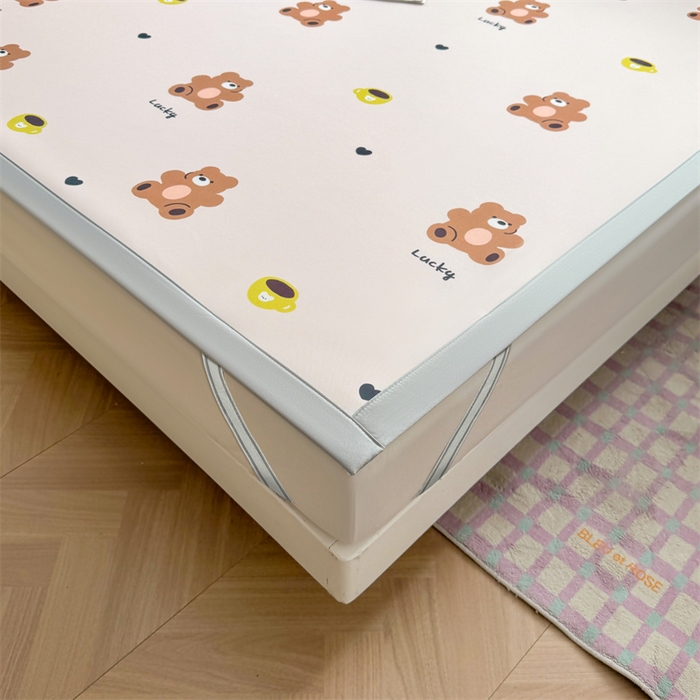 91家纺网 家纺一手货源 找家纺 雯豆2025春夏新款碳光冰丝席三件套A类凉感印花三明治凉席 碳光冰丝席-绑带款-咖啡小熊-1