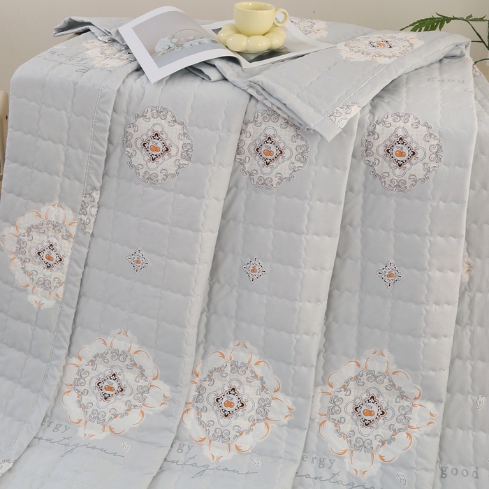 91家纺网 家纺一手货源 找家纺 被多多被业 2025新款亲肤绒多针绗绣工艺夏被空调被 小樱酿