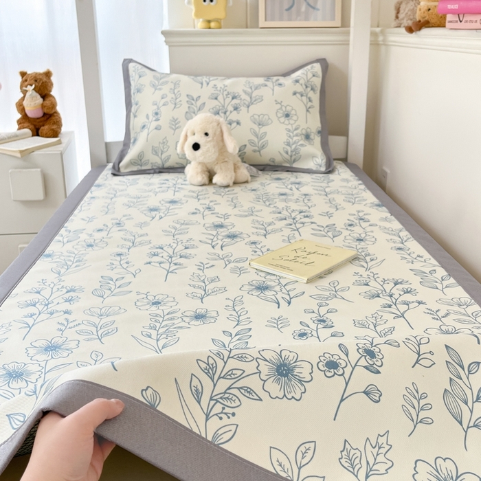 91家纺网 家纺一手货源 找家纺 川悦生活2025新款600D立体宽边印花冰丝席学生床 花簇田园