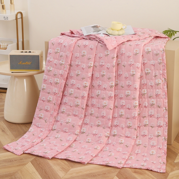 91家纺网 家纺一手货源 找家纺 被多多被业 2025新款亲肤绒多针绗绣工艺夏被空调被 樱花恋记