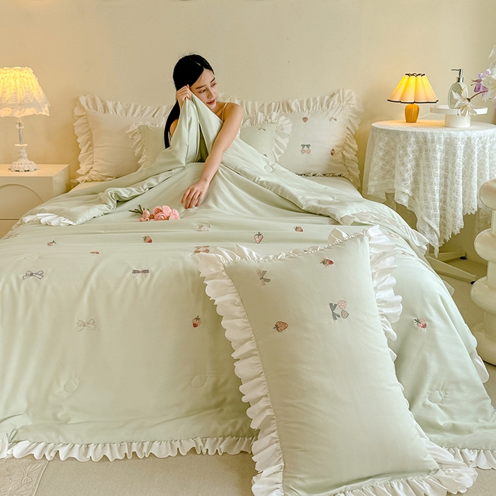 91家纺网 家纺一手货源 找家纺 绒世界 绒世界 2025针织提花绣花小清新夏被四件套 草莓-薄荷绿