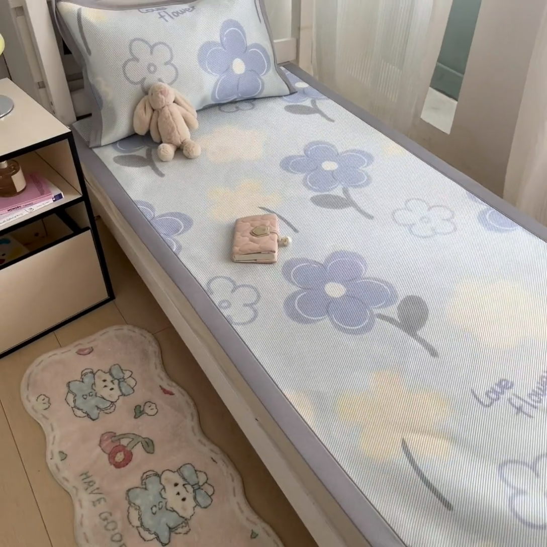 91家纺网 家纺一手货源 找家纺 川悦生活2025新款小清新冰藤席学生款 记得花香