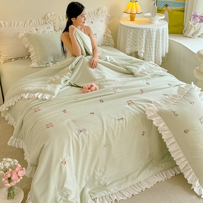 91家纺网 家纺一手货源 找家纺 绒世界 绒世界 2025针织提花绣花小清新夏被四件套 草莓-薄荷绿