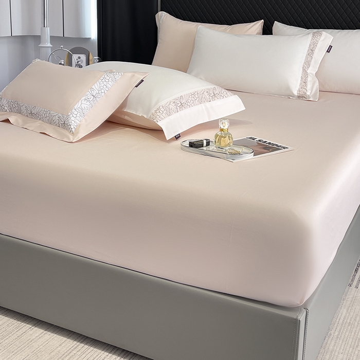 91家纺网 家纺一手货源 找家纺 2025新款A类长绒棉夹棉床盖床笠四件套全棉纯棉纯色绗绣四季款保护罩高级感纯色床上用品 诺兰-白粉