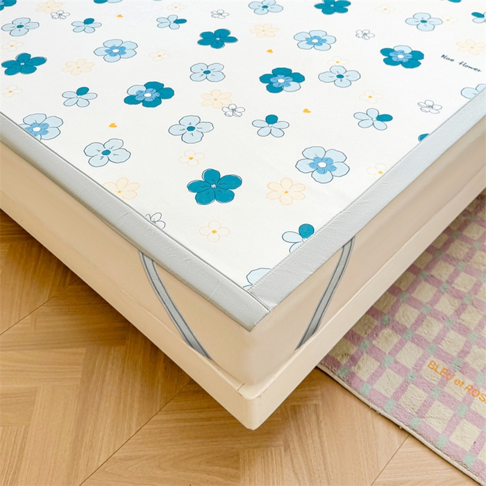 91家纺网 家纺一手货源 找家纺 雯豆2025春夏新款碳光冰丝席三件套A类凉感印花三明治凉席 碳光冰丝席-绑带款-漫雨-1