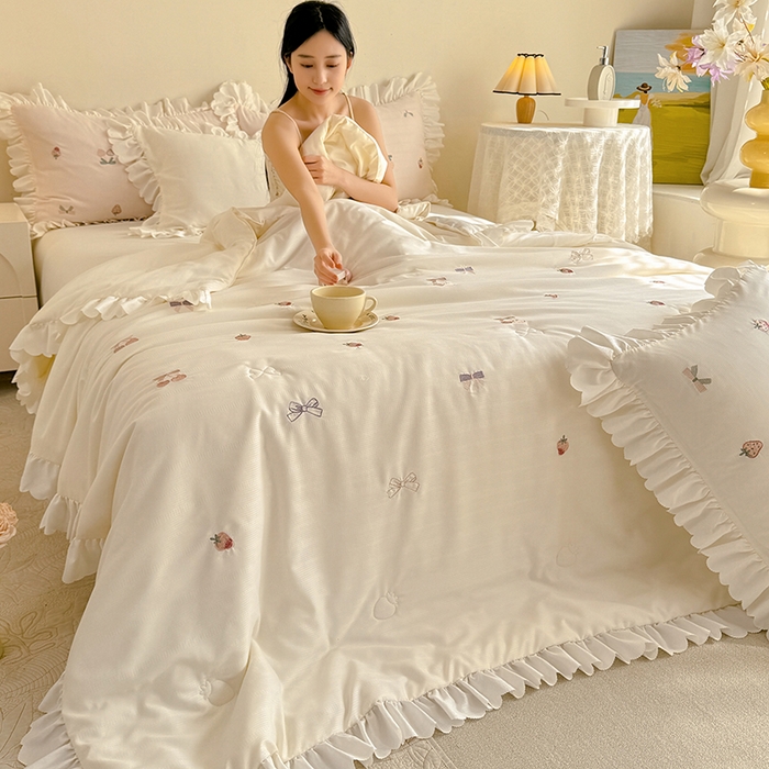 91家纺网 家纺一手货源 找家纺 绒世界 绒世界 2025针织提花绣花小清新夏被四件套 草莓-奶白