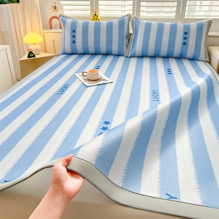 91家纺网 家纺一手货源 找家纺 雯豆2025春夏新款碳光冰丝席三件套A类凉感印花三明治凉席 碳光冰丝席-绑带款-蓝色条纹