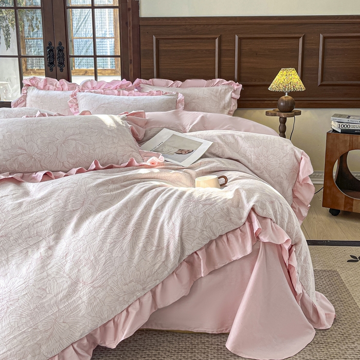 91家纺网 家纺一手货源 找家纺 锦格家纺 2025年春夏新款A类全棉纯棉色织三层纱提花四件套 漫香花羽-粉