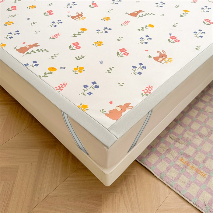 91家纺网 家纺一手货源 找家纺 雯豆2025春夏新款碳光冰丝席三件套A类凉感印花三明治凉席 碳光冰丝席-绑带款-花丛小兔