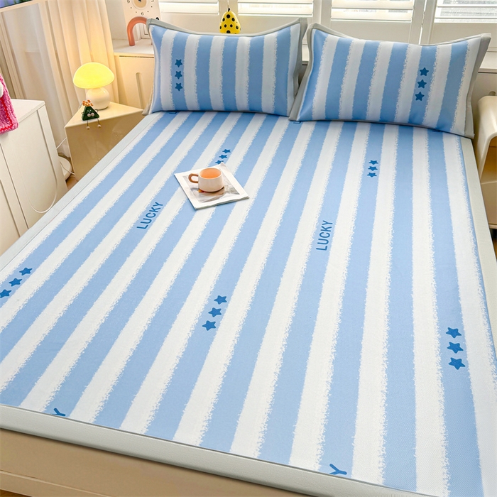 91家纺网 家纺一手货源 找家纺 雯豆2025春夏新款碳光冰丝席三件套A类凉感印花三明治凉席 碳光冰丝席-绑带款-蓝色条纹