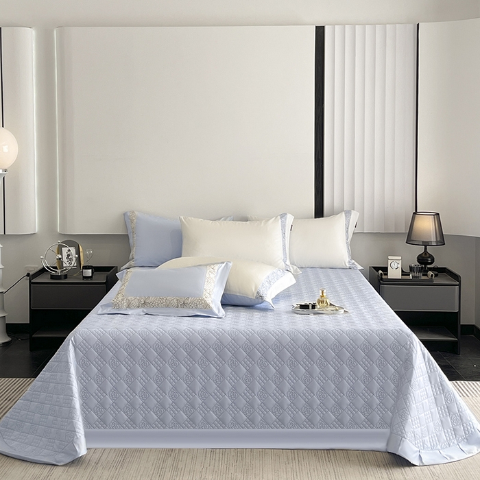 91家纺网 家纺一手货源 找家纺 2025新款A类长绒棉夹棉床盖床笠四件套全棉纯棉纯色绗绣四季款保护罩高级感纯色床上用品 诺兰-白蓝