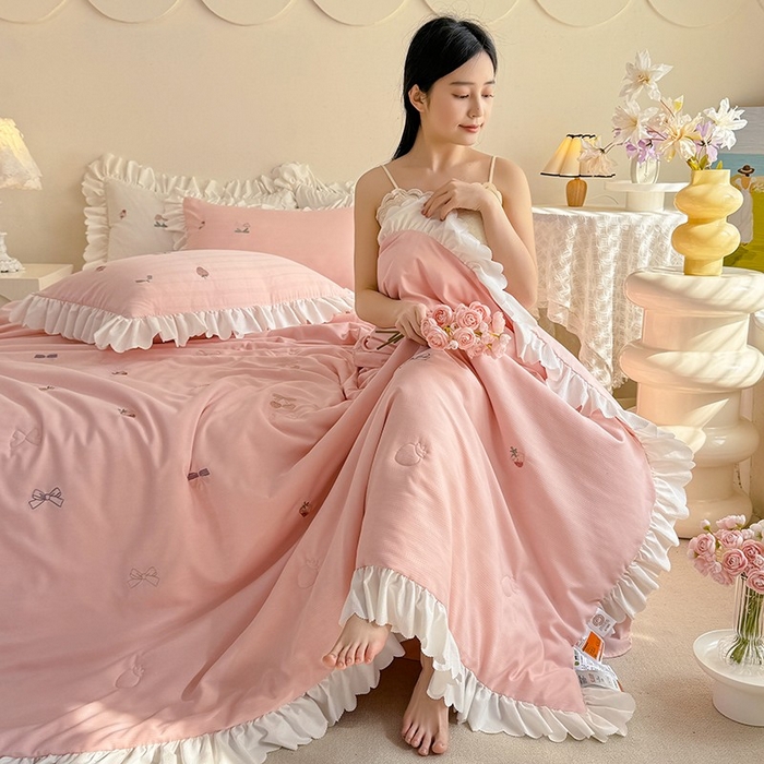 91家纺网 家纺一手货源 找家纺 绒世界 绒世界 2025针织提花绣花小清新夏被四件套 草莓-珊瑚粉