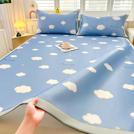 91家纺网 家纺一手货源 找家纺 雯豆2025春夏新款碳光冰丝席三件套A类凉感印花三明治凉席 碳光冰丝席-绑带款-天空云