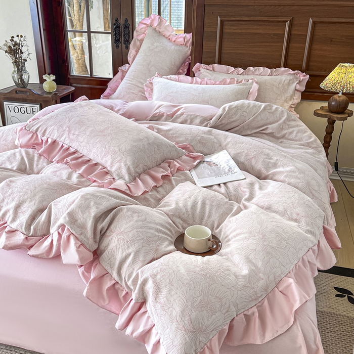 91家纺网 家纺一手货源 找家纺 锦格家纺 2025年春夏新款A类全棉纯棉色织三层纱提花四件套 漫香花羽-粉