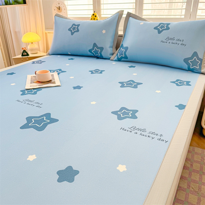 91家纺网 家纺一手货源 找家纺 雯豆2025春夏新款碳光冰丝席三件套A类凉感印花三明治凉席 碳光冰丝席-绑带款-浩瀚星辰